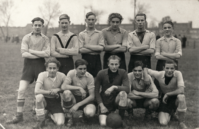 845930 Groepsportret van een jeugdelftal van de voetbalvereniging D.O.S. (Door Oefening Sterk) met op de achterste rij ...